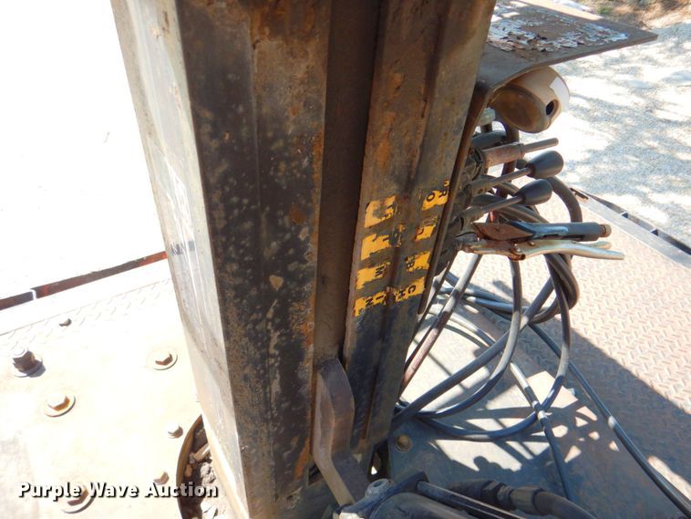 image for item DP4306 1992 Ford F700  flatbed truck