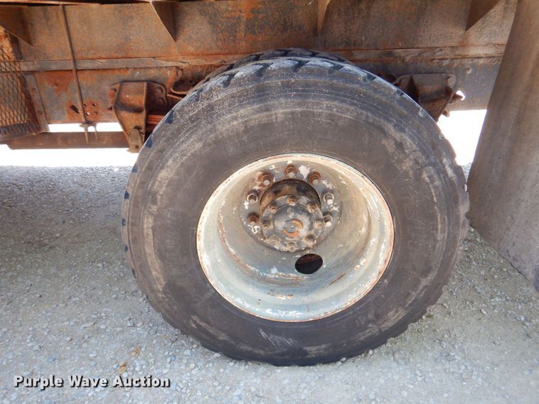 image for item DP4306 1992 Ford F700  flatbed truck