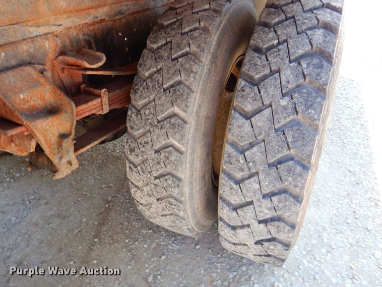 image for item DP4306 1992 Ford F700  flatbed truck