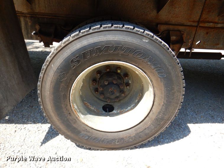 image for item DP4306 1992 Ford F700  flatbed truck