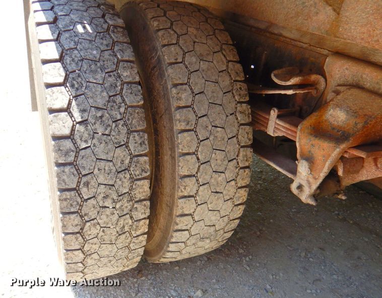 image for item DP4306 1992 Ford F700  flatbed truck