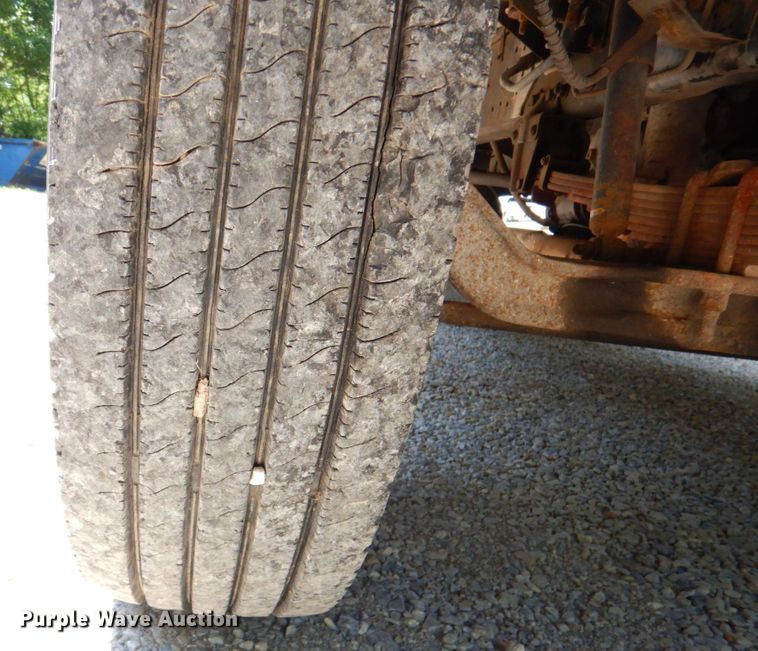 image for item DP4306 1992 Ford F700  flatbed truck