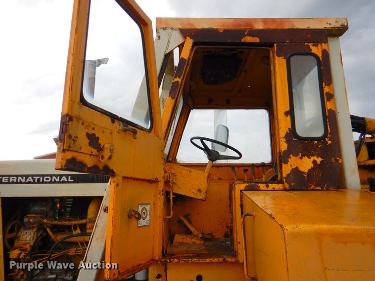 image for item DP4342 1974 International 412  elevating scraper