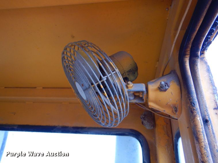 image for item DP4342 1974 International 412  elevating scraper