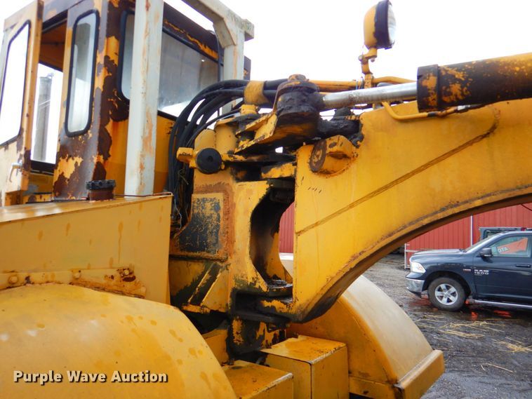 image for item DP4342 1974 International 412  elevating scraper