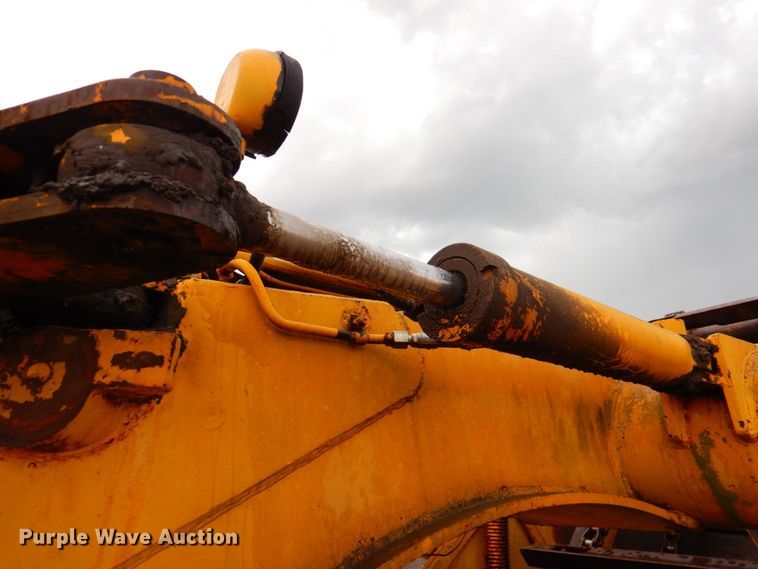 image for item DP4342 1974 International 412  elevating scraper