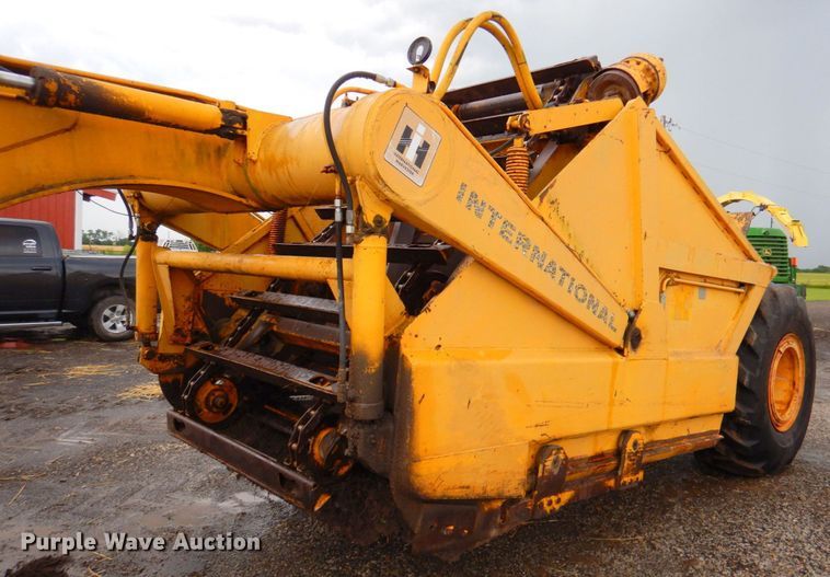 image for item DP4342 1974 International 412  elevating scraper