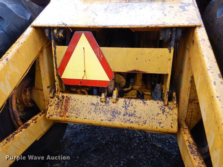 image for item DP4342 1974 International 412  elevating scraper