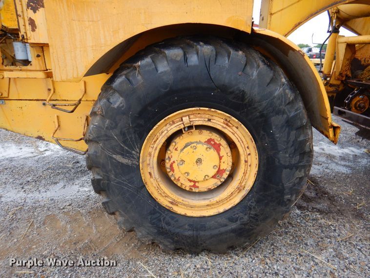 image for item DP4342 1974 International 412  elevating scraper