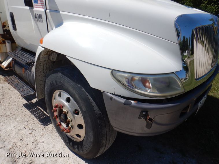 image for item DP5598 2005 International 4300 SBA  digger derrick truck