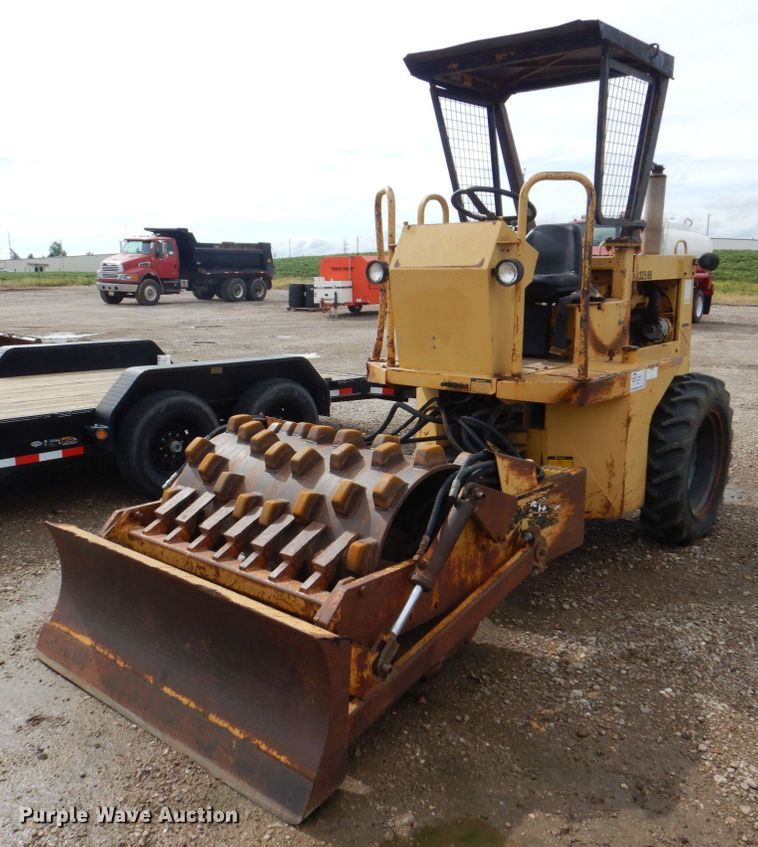 image for item DS8080 1987 Caterpillar CP-323  single drum vibratory roller