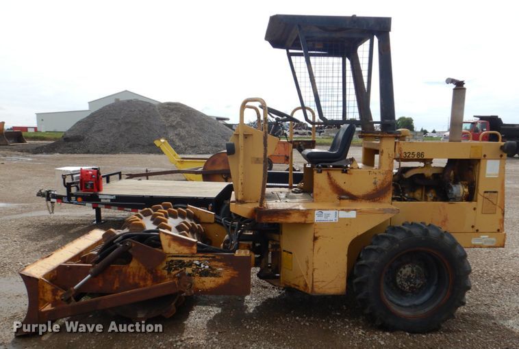 image for item DS8080 1987 Caterpillar CP-323  single drum vibratory roller