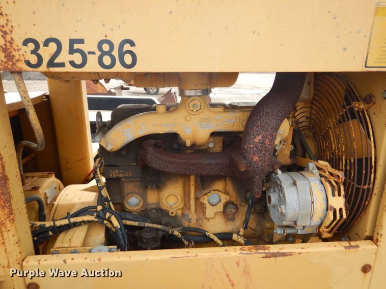 image for item DS8080 1987 Caterpillar CP-323  single drum vibratory roller