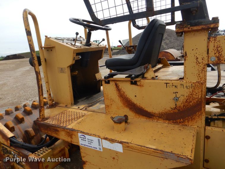 image for item DS8080 1987 Caterpillar CP-323  single drum vibratory roller