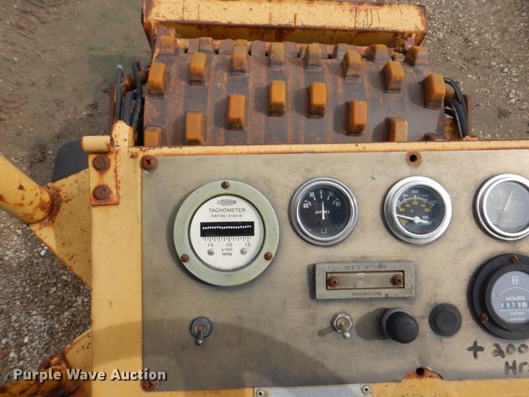 image for item DS8080 1987 Caterpillar CP-323  single drum vibratory roller