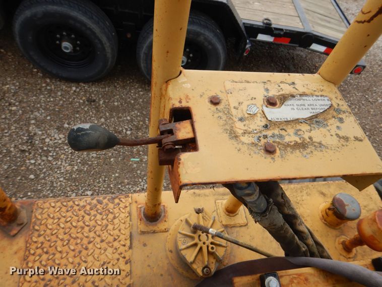 image for item DS8080 1987 Caterpillar CP-323  single drum vibratory roller