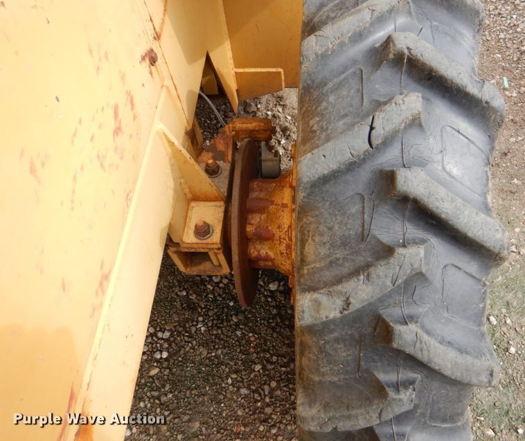 image for item DS8080 1987 Caterpillar CP-323  single drum vibratory roller