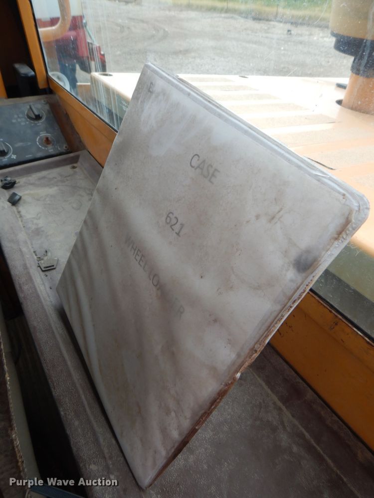 image for item DS8081 1995 Case 621B  wheel loader