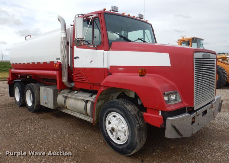 image for item DS8083 1989 Freightliner FLC112  water truck