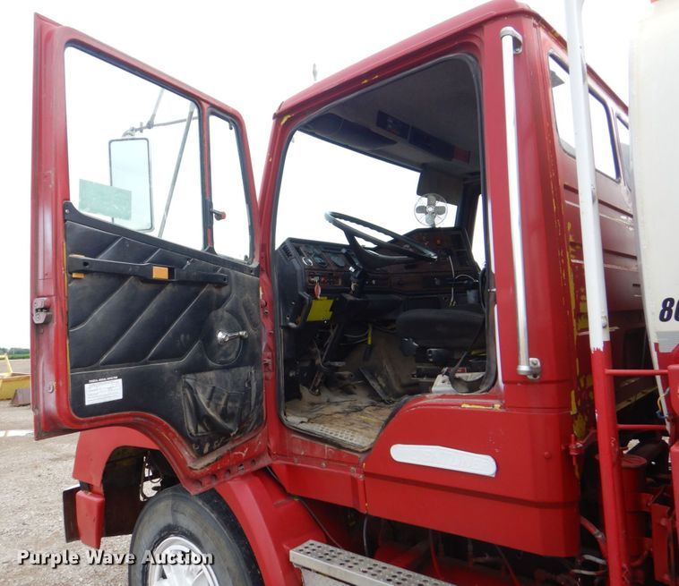 image for item DS8083 1989 Freightliner FLC112  water truck