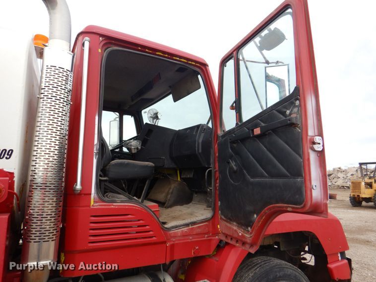 image for item DS8083 1989 Freightliner FLC112  water truck