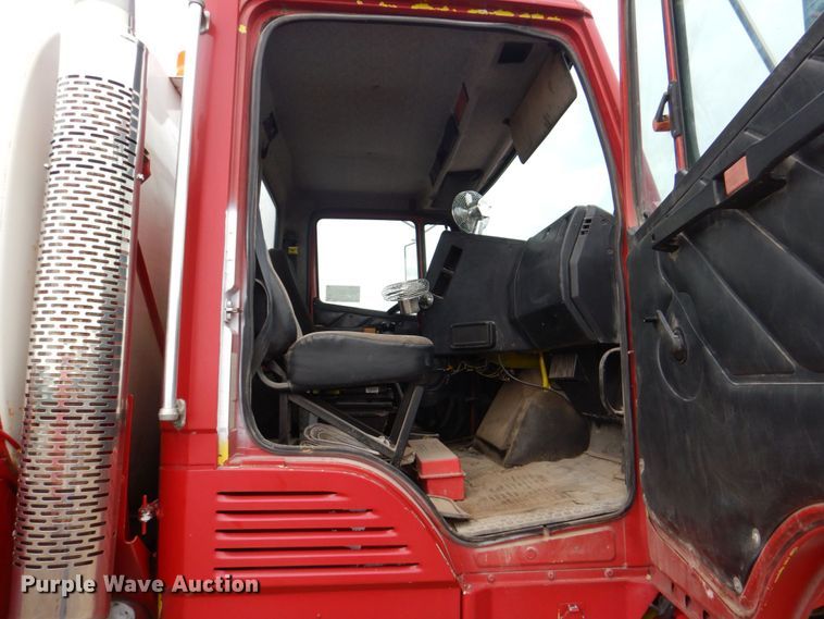 image for item DS8083 1989 Freightliner FLC112  water truck