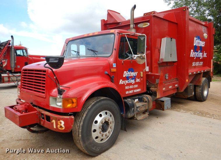 image for item DS8089 2002 International 4900  refuse truck