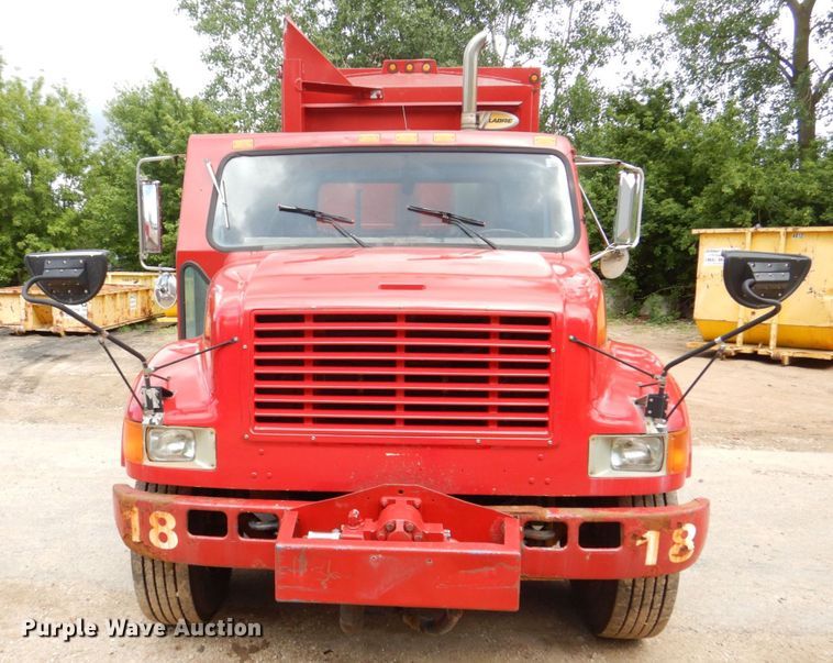 image for item DS8089 2002 International 4900  refuse truck