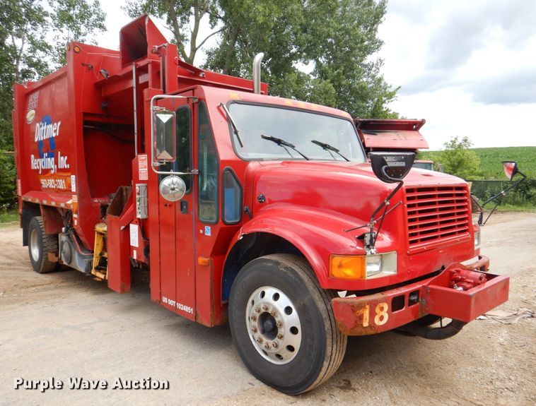 image for item DS8089 2002 International 4900  refuse truck