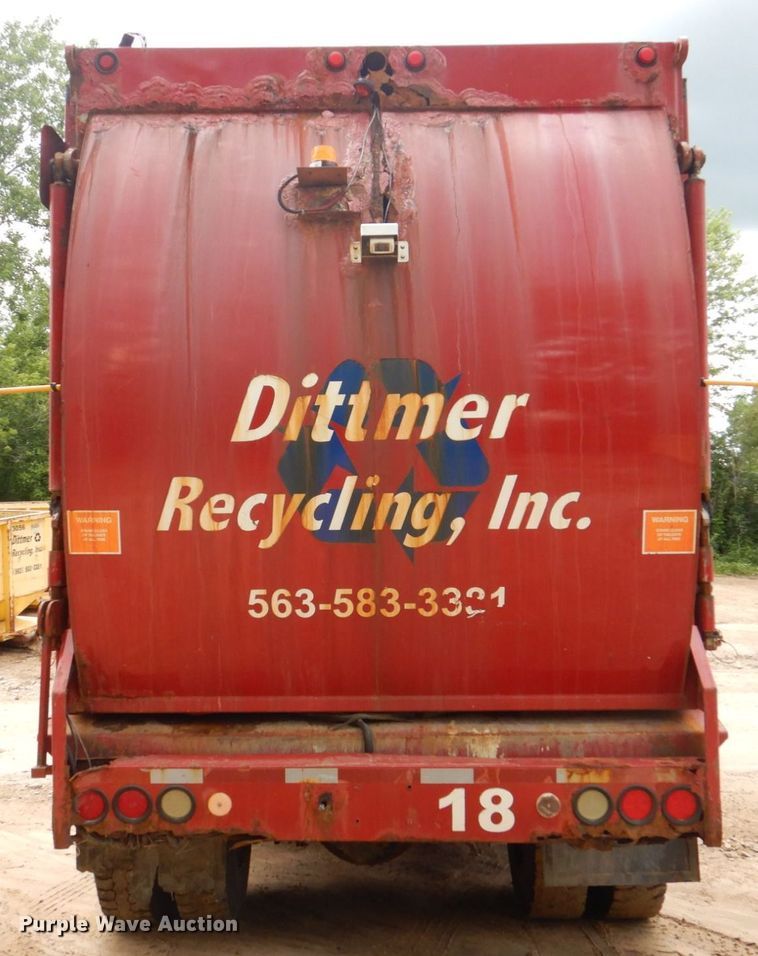 image for item DS8089 2002 International 4900  refuse truck