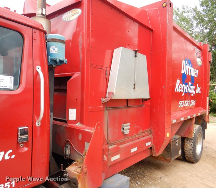 image for item DS8089 2002 International 4900  refuse truck