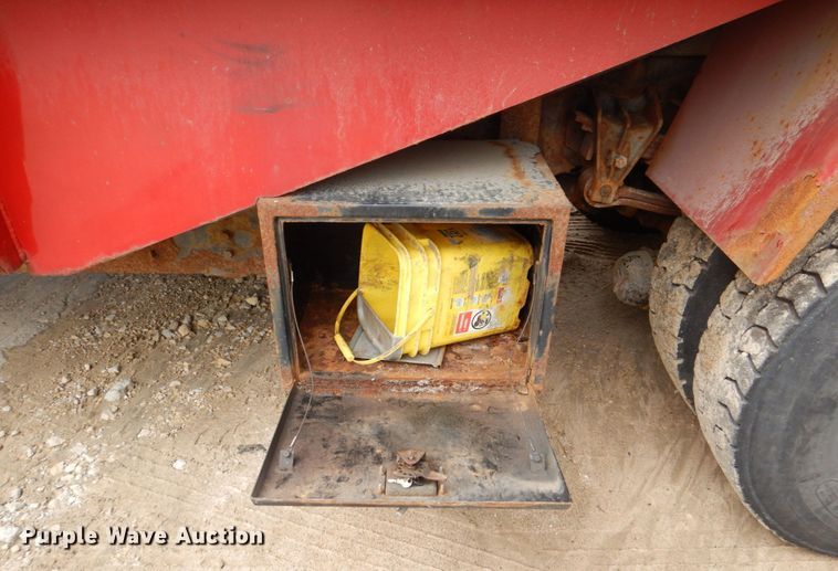 image for item DS8089 2002 International 4900  refuse truck