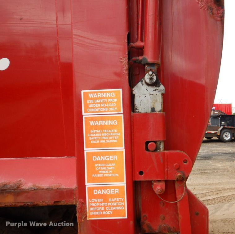 image for item DS8089 2002 International 4900  refuse truck