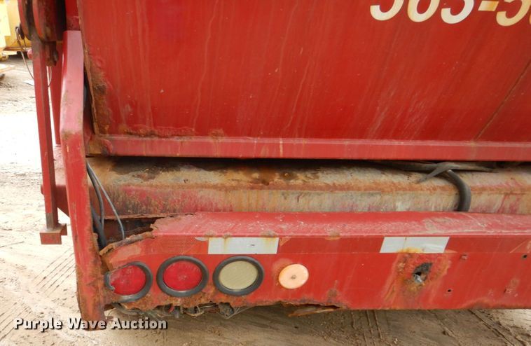 image for item DS8089 2002 International 4900  refuse truck