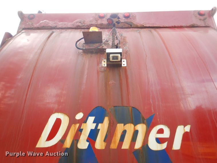 image for item DS8089 2002 International 4900  refuse truck