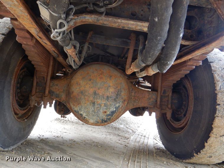 image for item DS8089 2002 International 4900  refuse truck