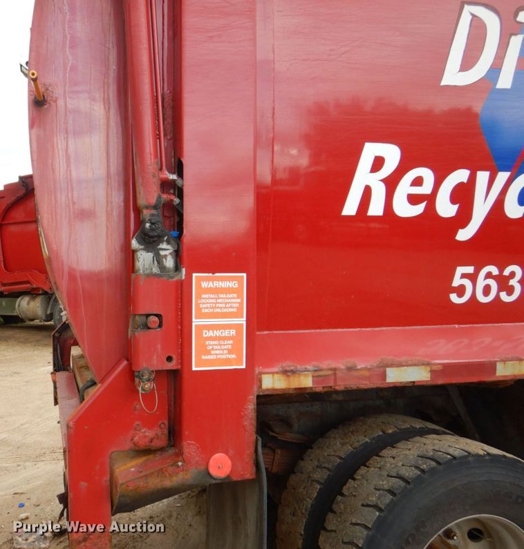 image for item DS8089 2002 International 4900  refuse truck