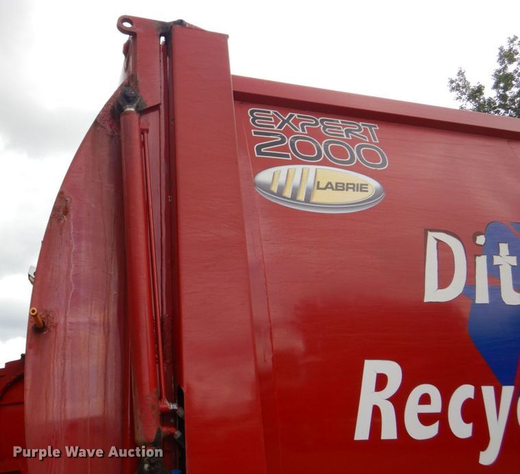 image for item DS8089 2002 International 4900  refuse truck