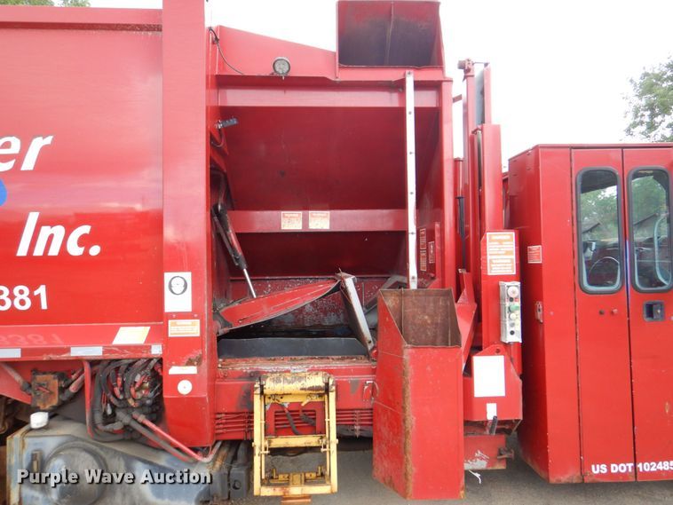 image for item DS8089 2002 International 4900  refuse truck