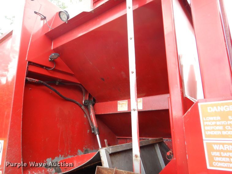 image for item DS8089 2002 International 4900  refuse truck