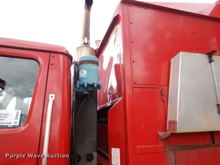 image for item DS8089 2002 International 4900  refuse truck