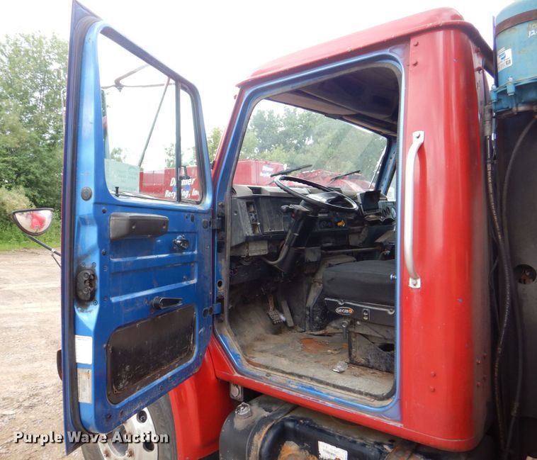 image for item DS8089 2002 International 4900  refuse truck