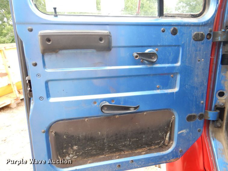 image for item DS8089 2002 International 4900  refuse truck