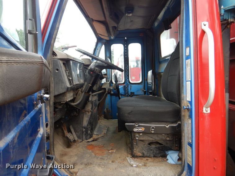 image for item DS8089 2002 International 4900  refuse truck