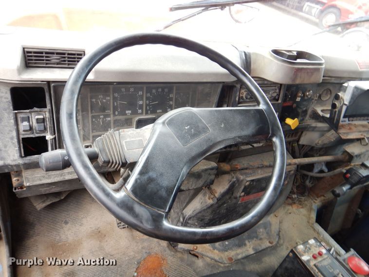 image for item DS8089 2002 International 4900  refuse truck