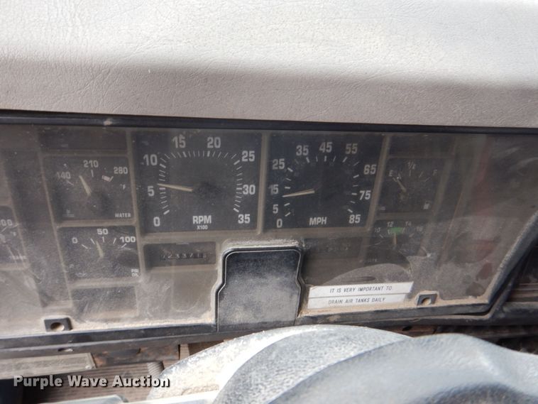 image for item DS8089 2002 International 4900  refuse truck