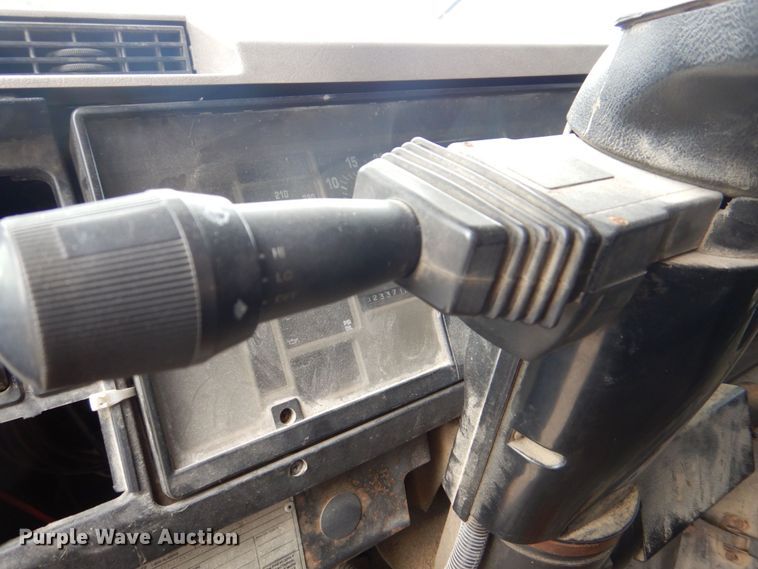 image for item DS8089 2002 International 4900  refuse truck