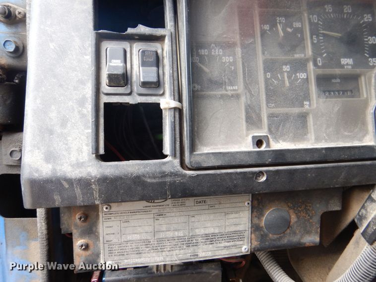 image for item DS8089 2002 International 4900  refuse truck