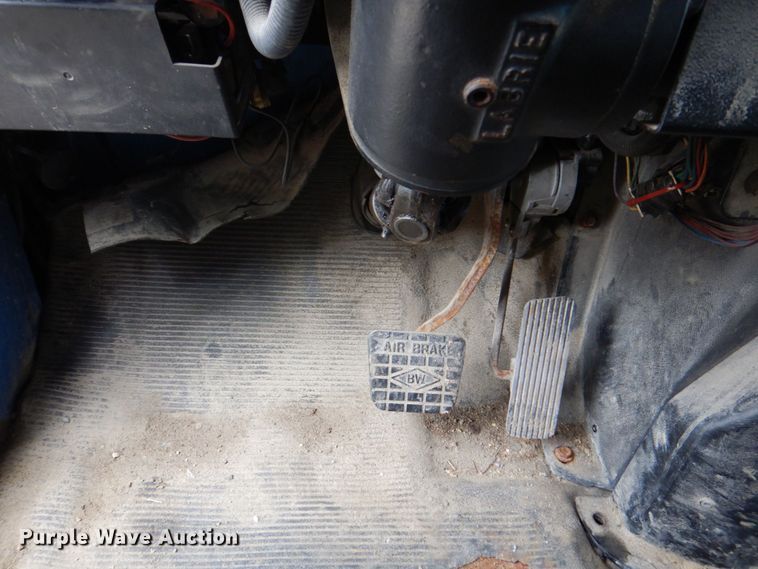 image for item DS8089 2002 International 4900  refuse truck