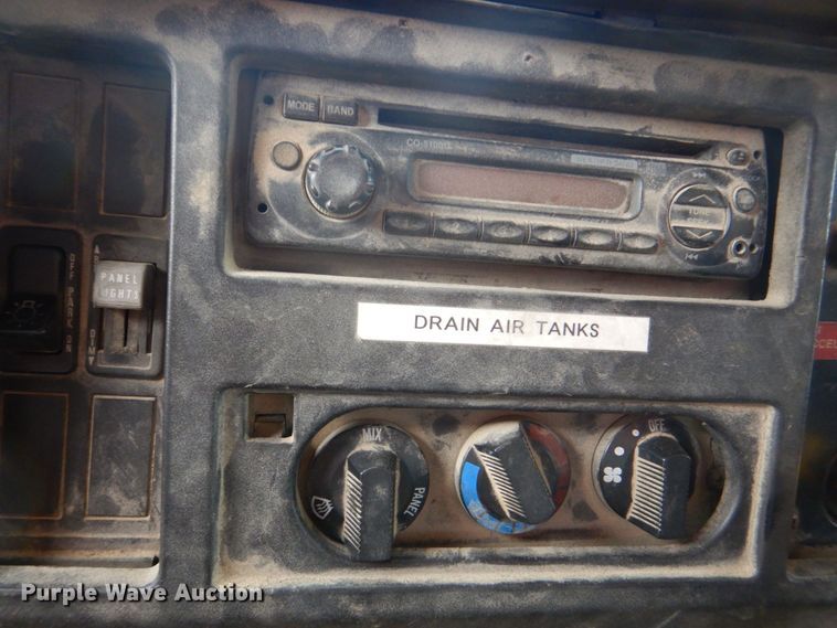 image for item DS8089 2002 International 4900  refuse truck